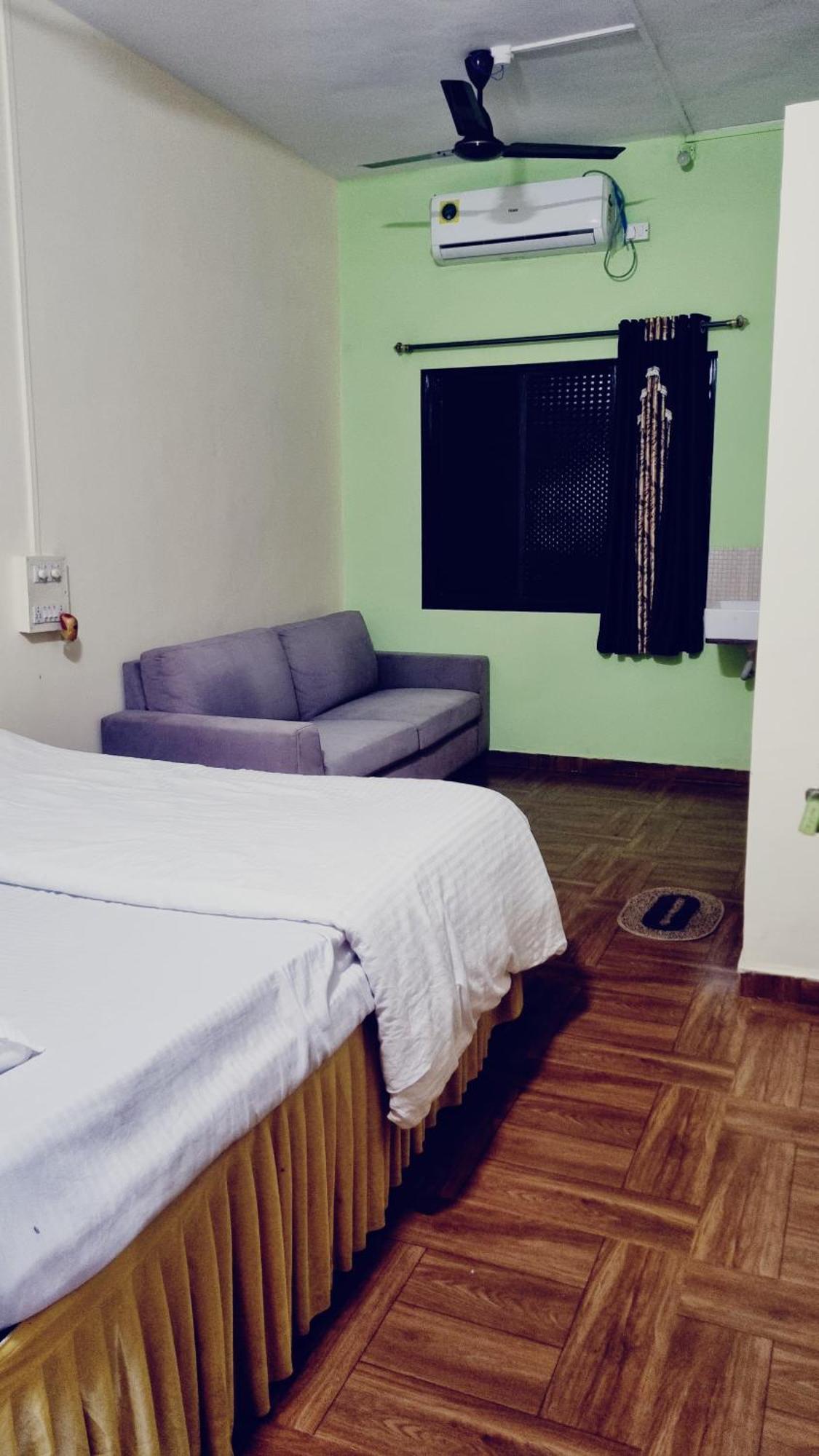 Humming Bird Beach Resorts Alībāg Esterno foto