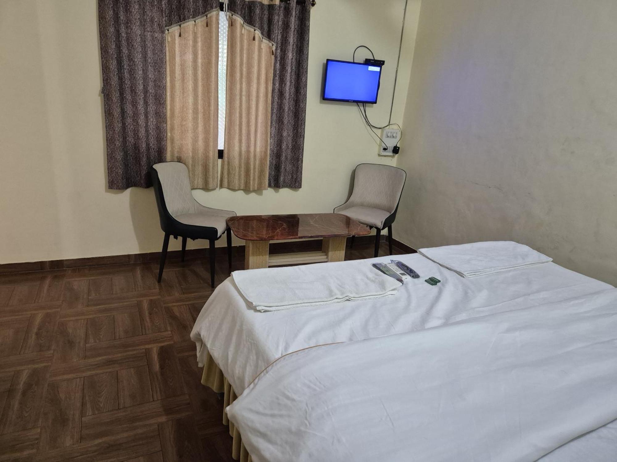 Humming Bird Beach Resorts Alībāg Esterno foto